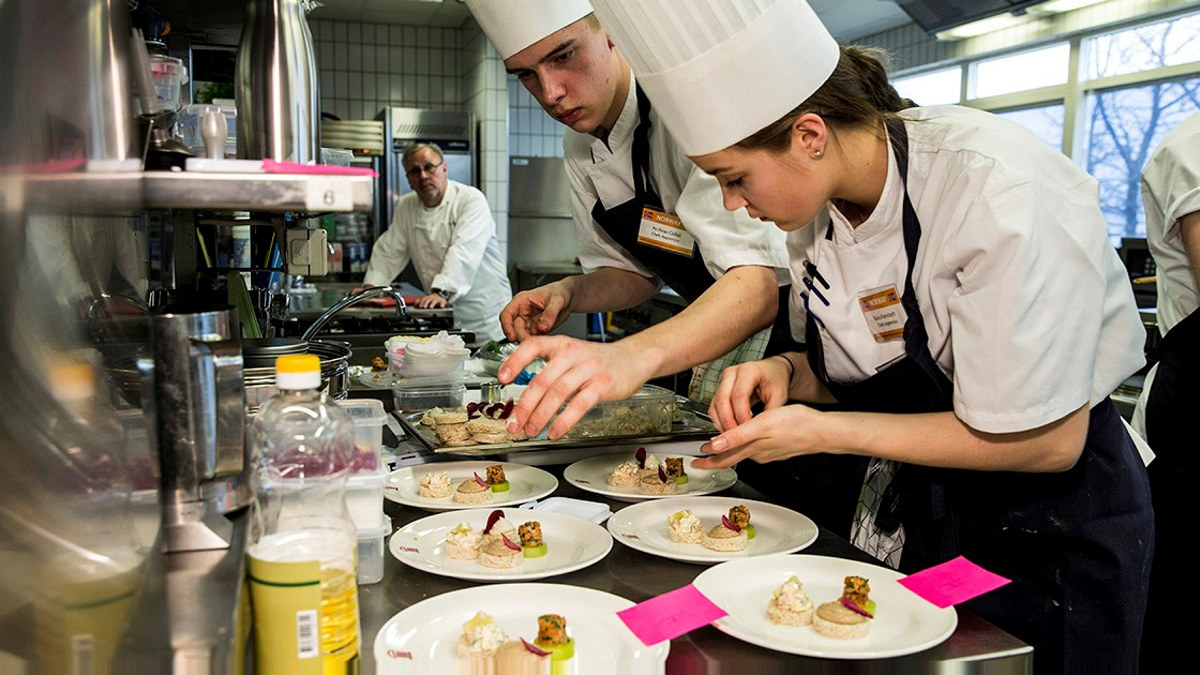 Kokkelærlingene Andreas Gøbel og Runa Kvendseth gjør klar kanapeer til servering