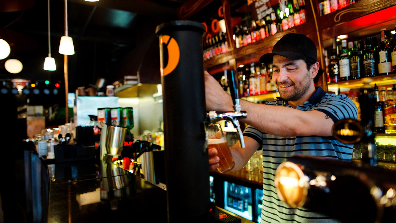 Bartender tapper øl.