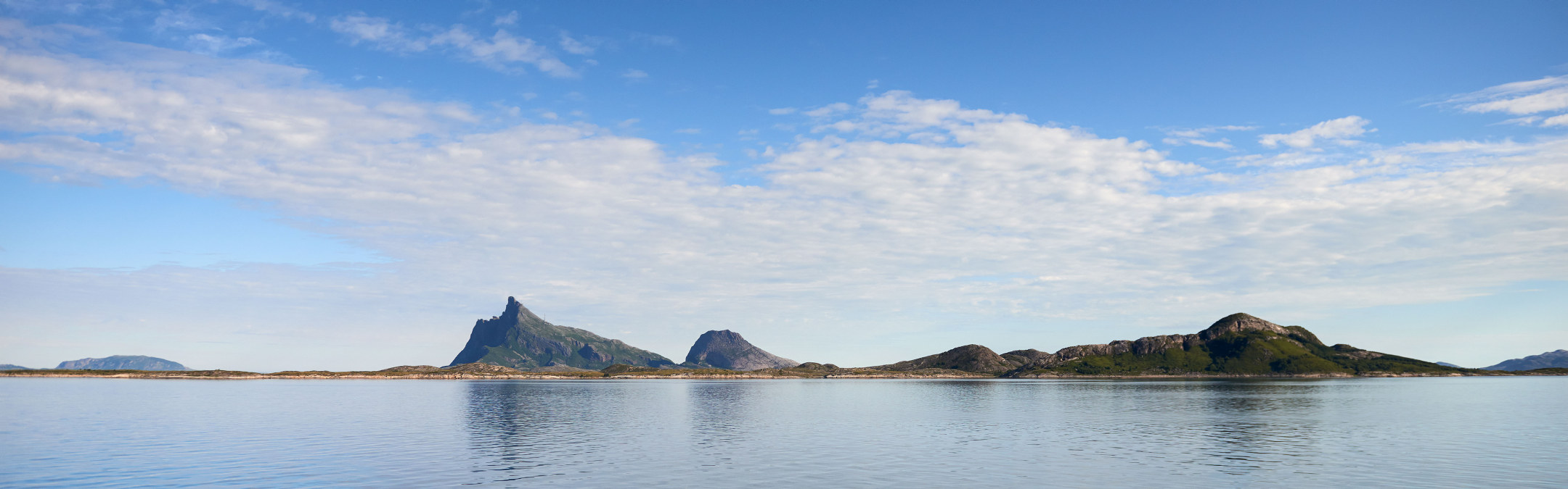 Hav med fjell i bakgrunnen