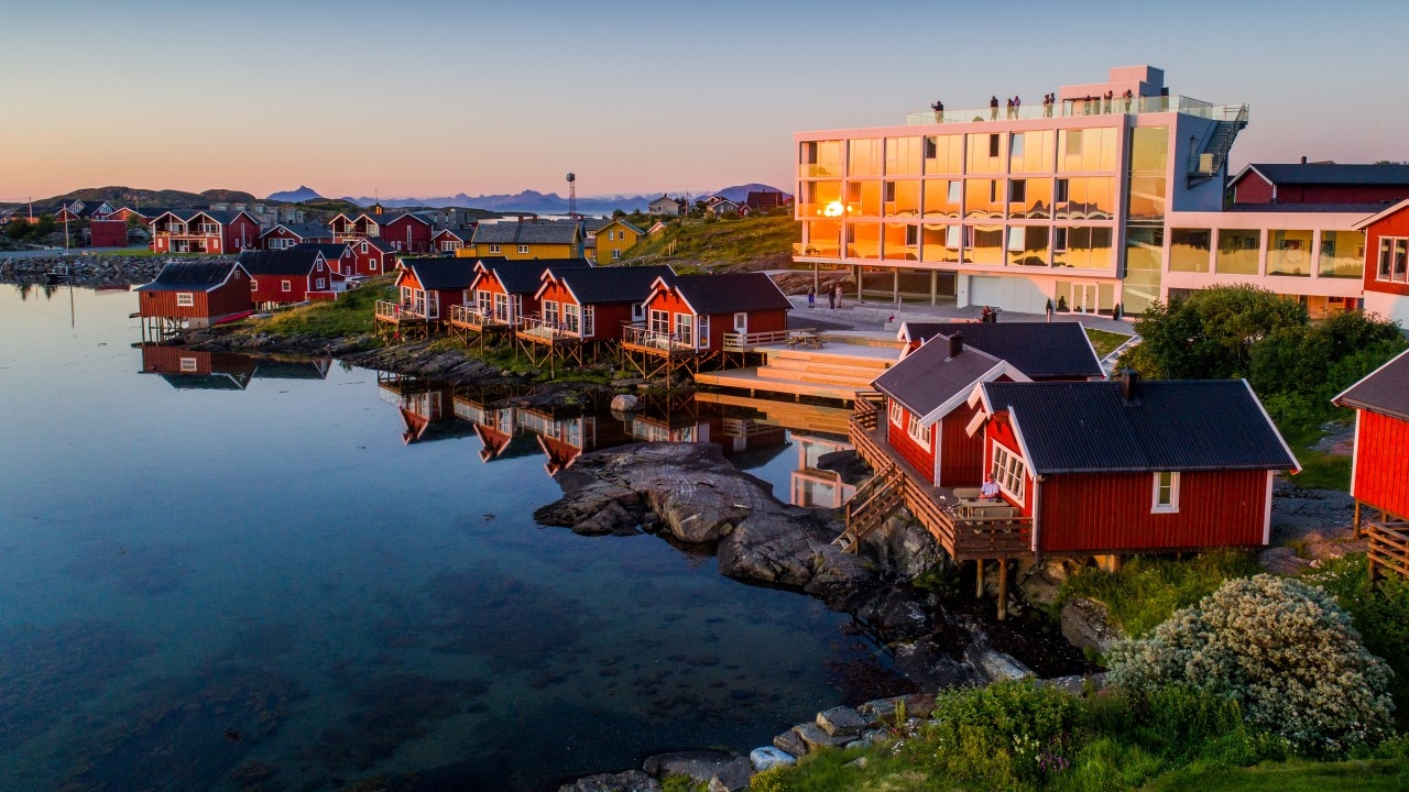 Hotell i solnedgang. Foto.