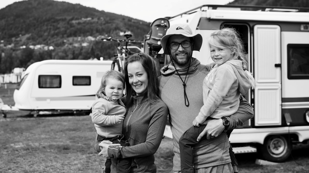 Familie på campingplass