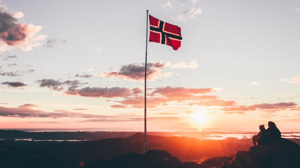Norsk flagg i solnedgang. Foto.