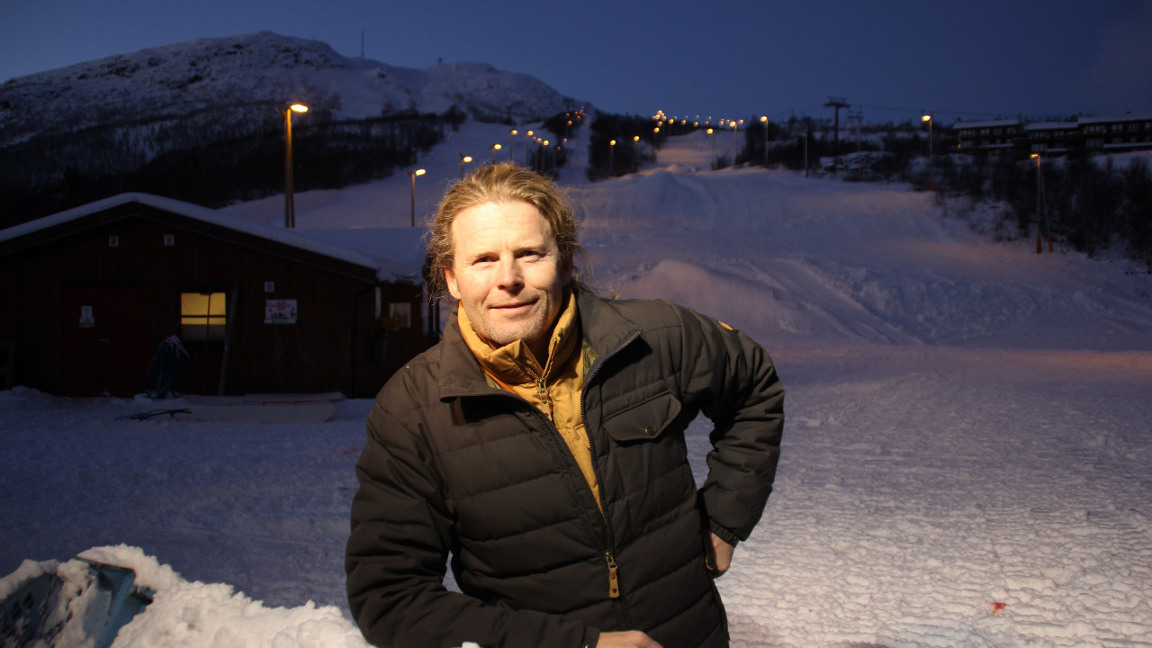 Bilde av  Sture Chr. Bodahl-Pilegård , daglig leder ved Hovden Alpinsenter - foran en av skibakkene
