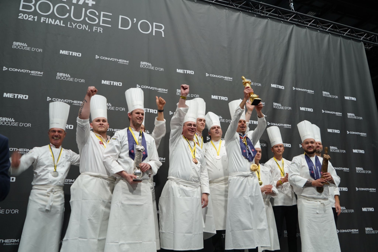Bilde av vinnerne på seierspallen under Bocuse d'Or 2021, der Norge og kom på en tredjeplass. 