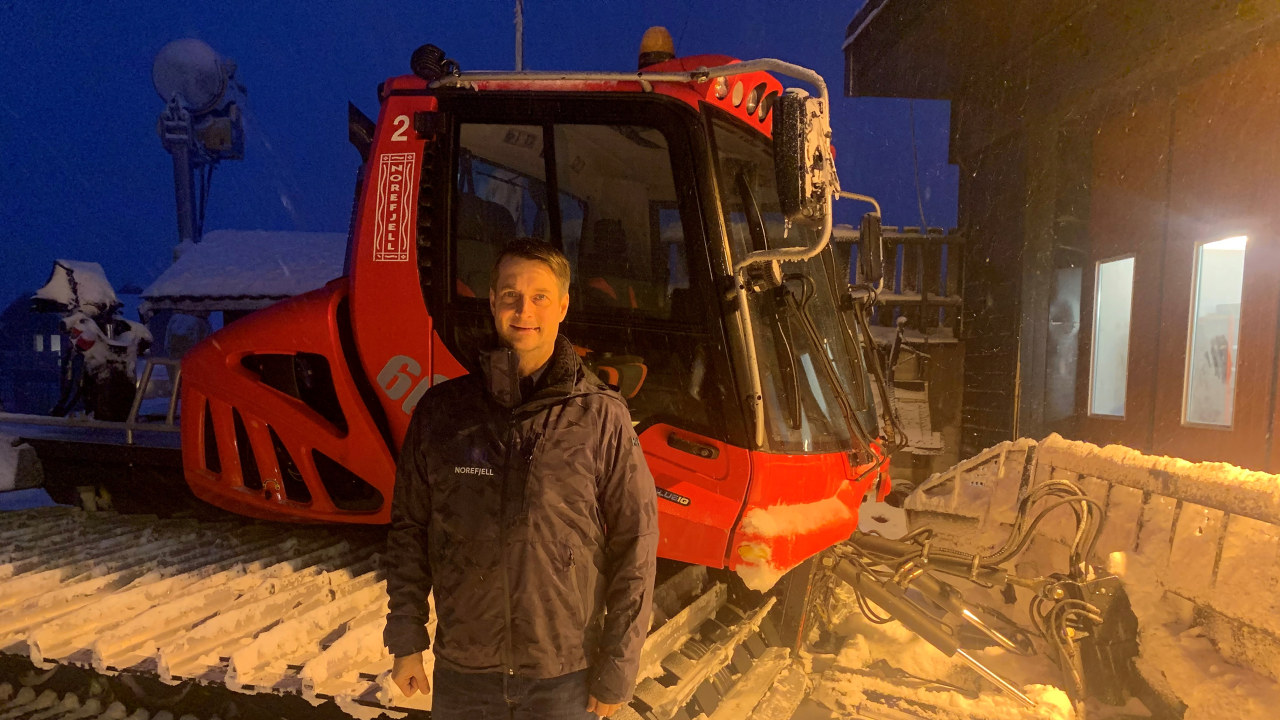 Bilde av Marius Arnesen på Norefjell skisenter foran en tråkkemaskin