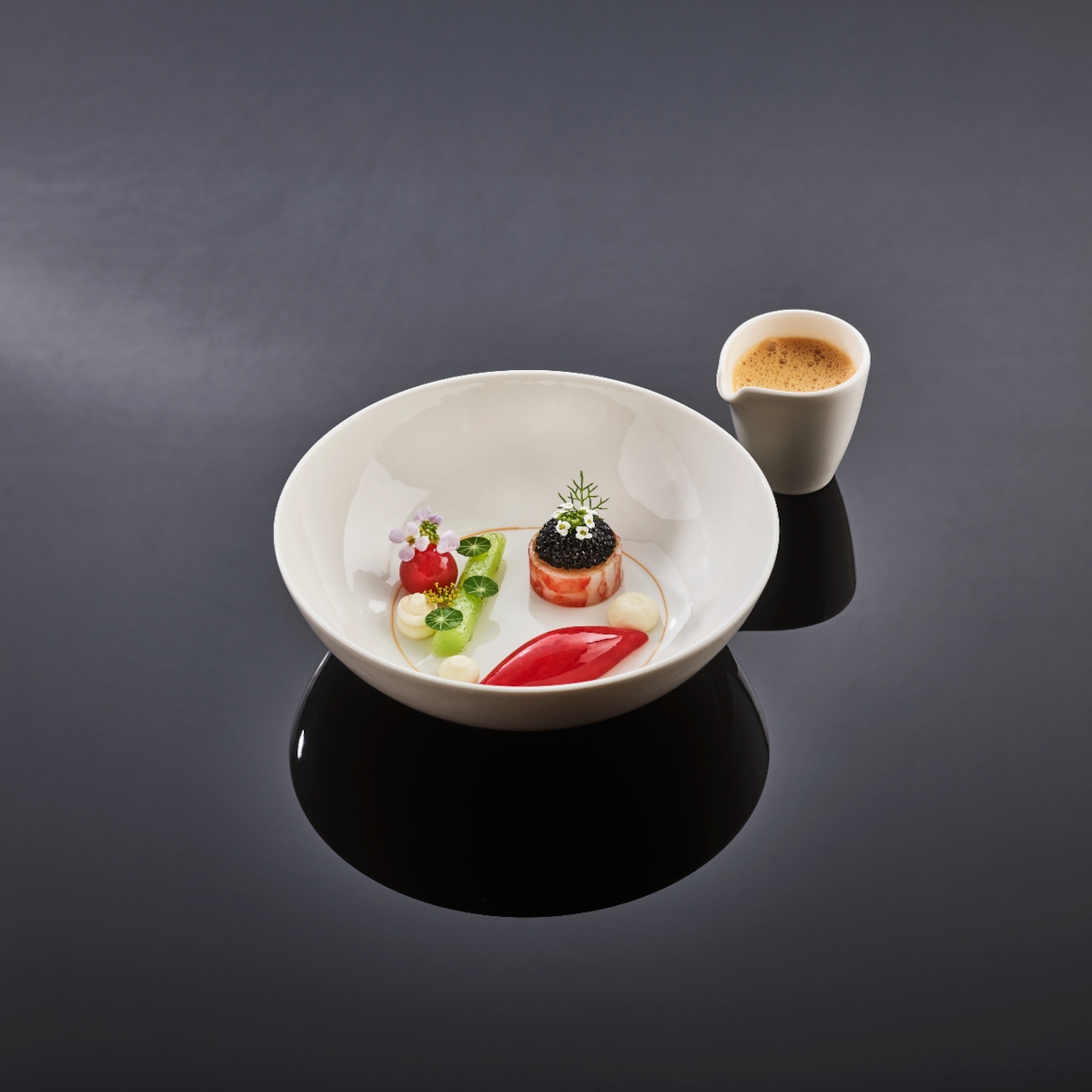 Takeaway-menyens hovedrett: "Traditions from the sea": Smørbakt tigerreke med fennikel og brunet smør.  