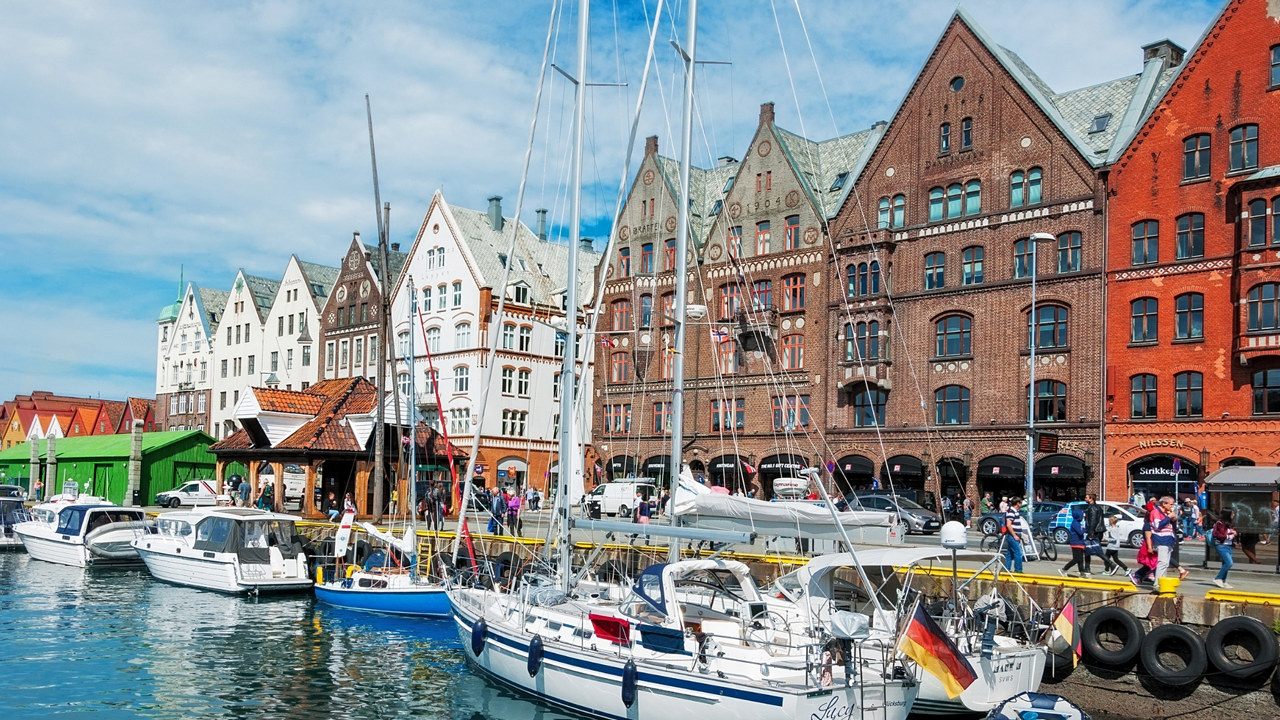 illustrasjonsbilde av turister langs Bryggen I Bergen.