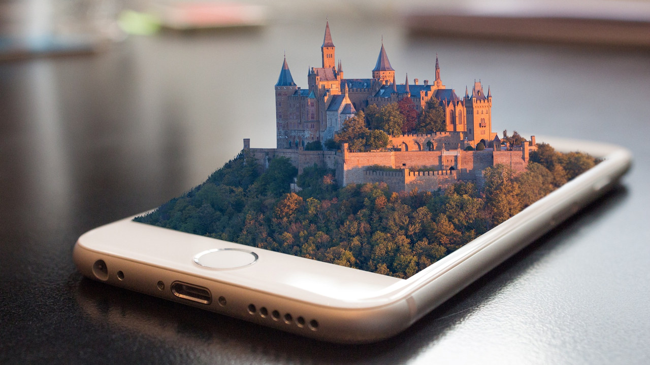 Telefon med augmented reality-program som viser et slott