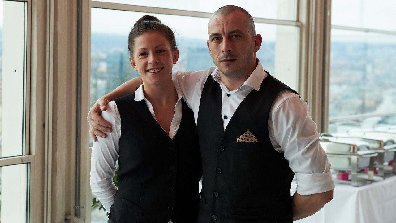 En mannlig og en kvinnelig servitør som jobber på Ekebergrestauranten