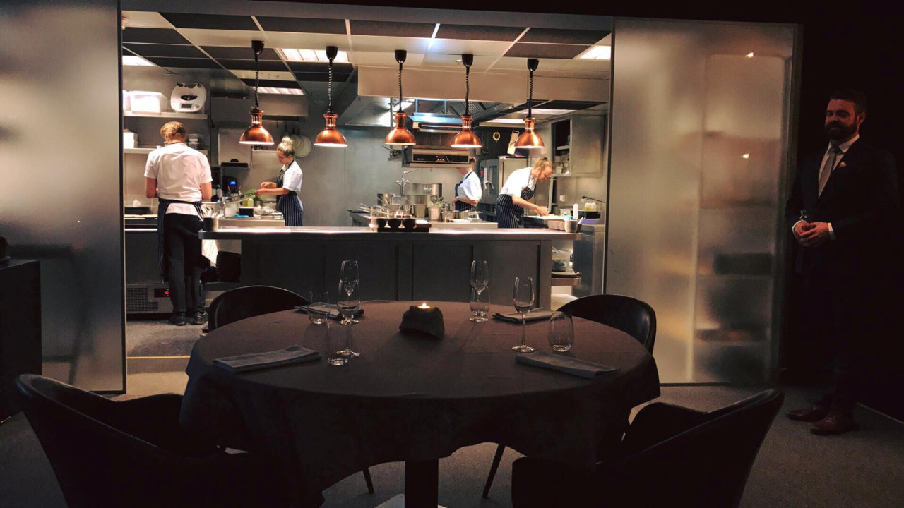 Kokker som lager mat på et restaurantkjøkken