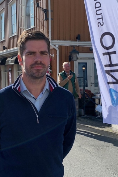 Foto av Henrik Hamborg utenfor NHO Studio under Arendalsuka 2021