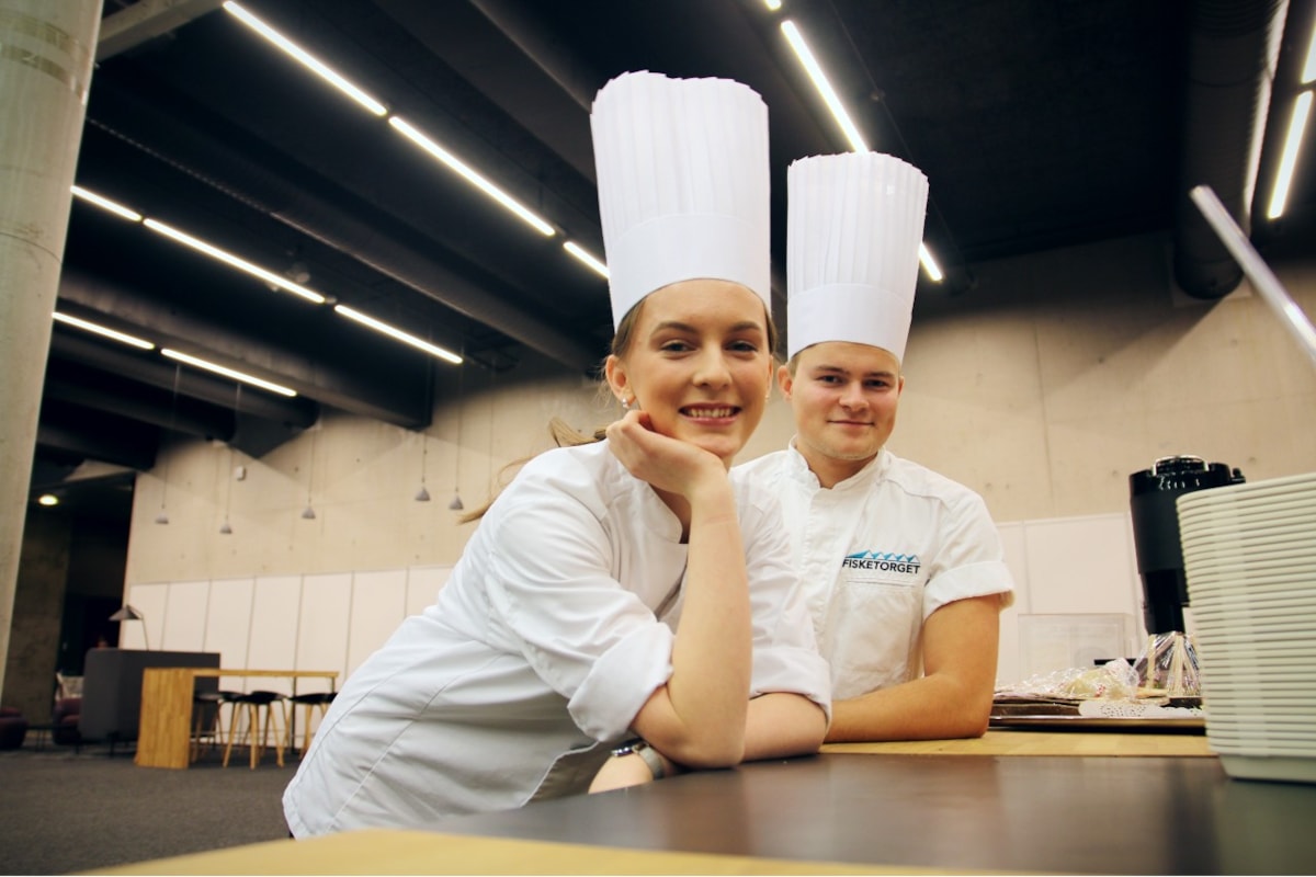 Unge lærlinger og fagarbeidere innen restaurant- og matfag.