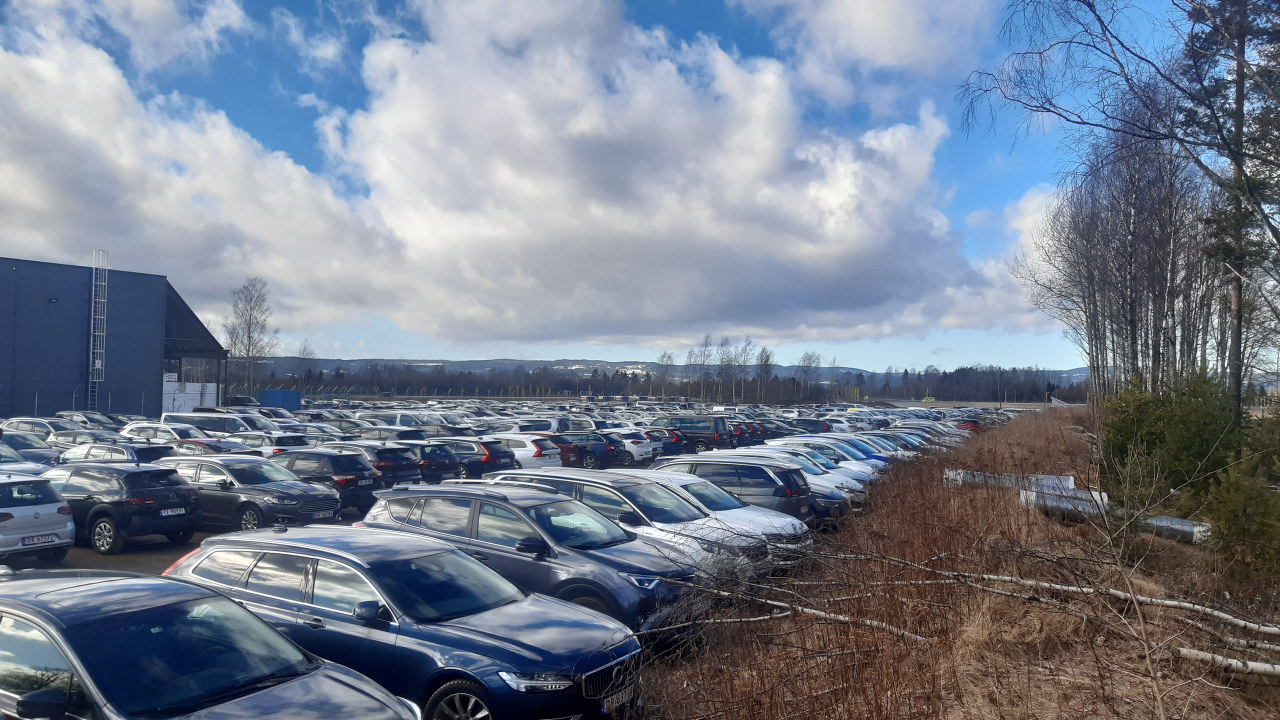 Bilde av ubrukte leiebiler på parkeringsplassene ved Oslo lufthavn Gardermoen under korona.-utbruddet i mars 2020.