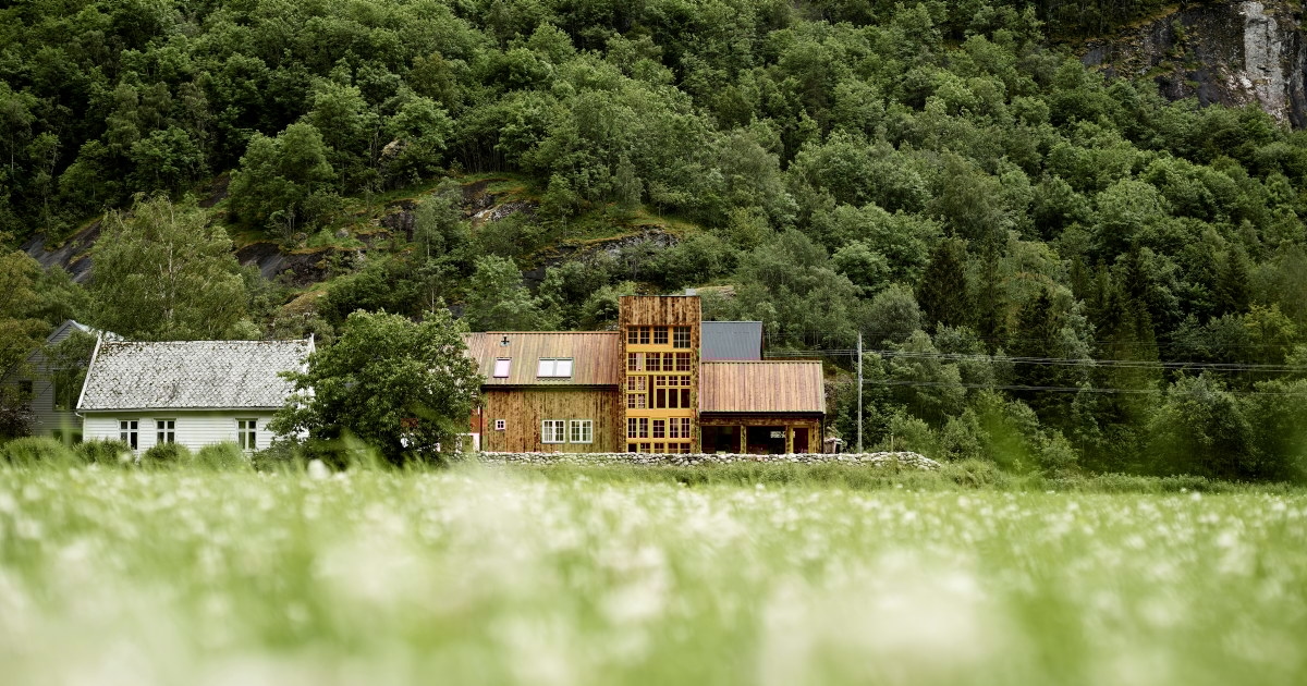 En bygning i naturen. Foto.