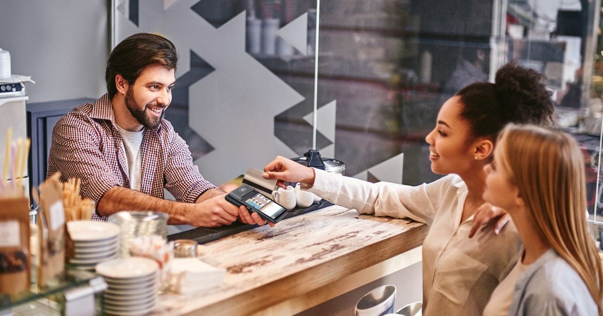 Salg over disk i en kafe. Betaling på kortautomat,