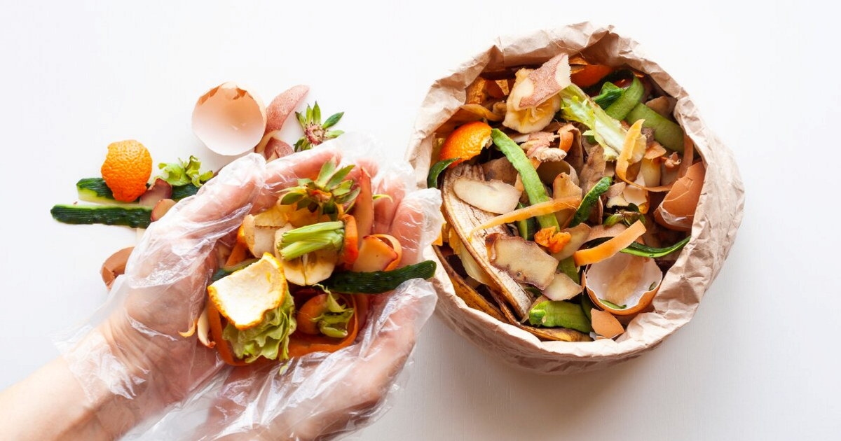 Matavfall i bøte og samlet i to hender med hansker. Foto.