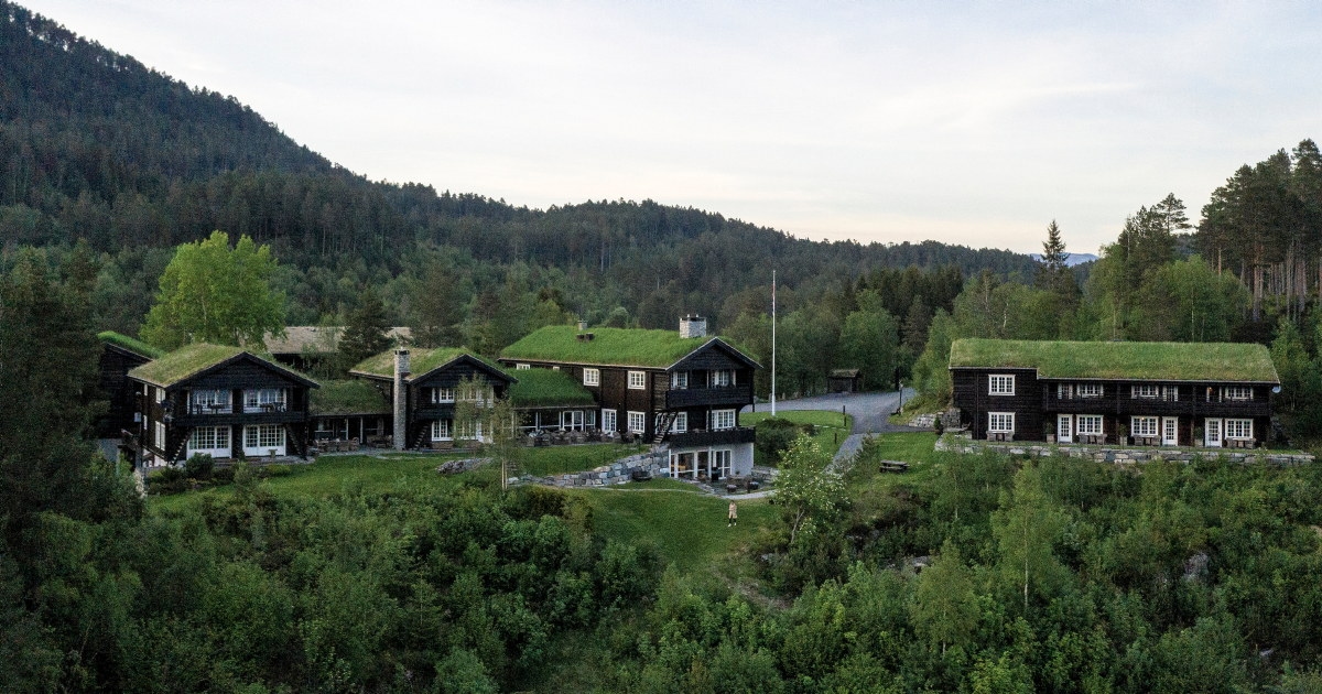 Mange hus i naturen. Foto.