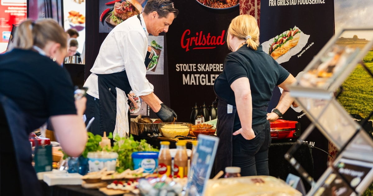 Grilstad messestand. 3 personer som jobber med å klargjøre mat. Foto.
