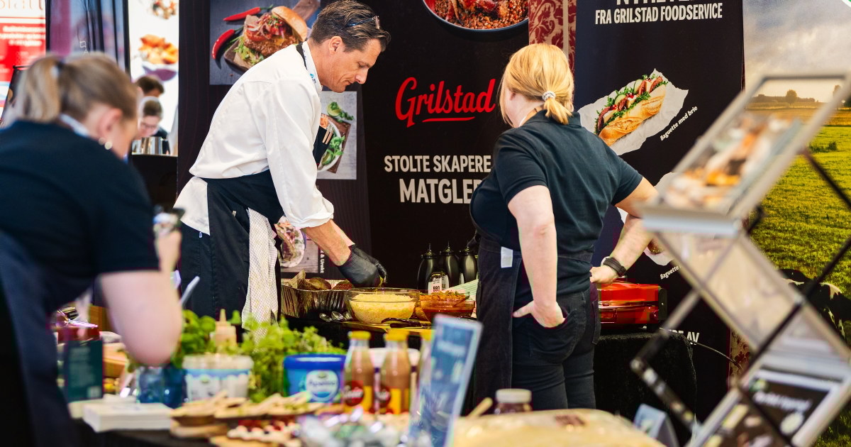 Grilstad messestand. 3 personer som jobber med å klargjøre mat. Foto.