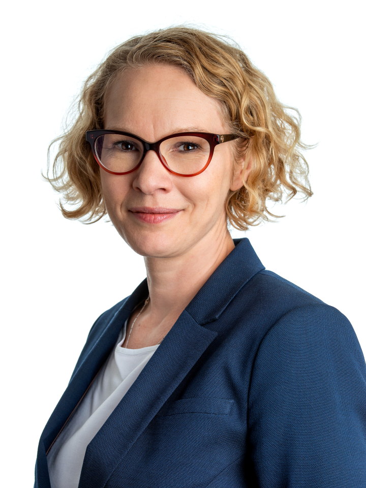 En kvinne med briller og lyst hår. Foto