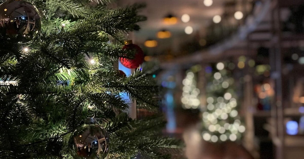 Juletre med røde julekuler