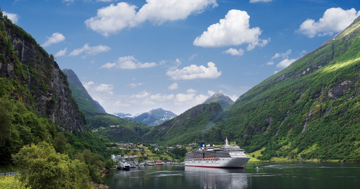 Et cruiseskip innerst i Gerangerfjorden. Foto