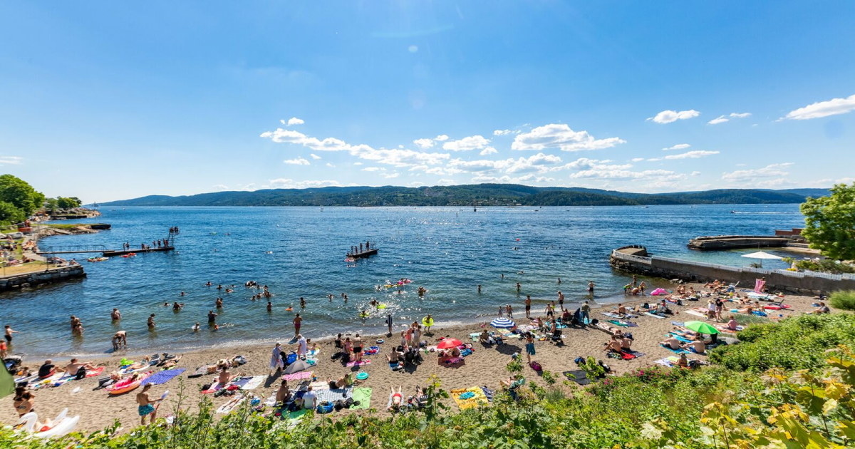 Mennesker som bader og på en strand