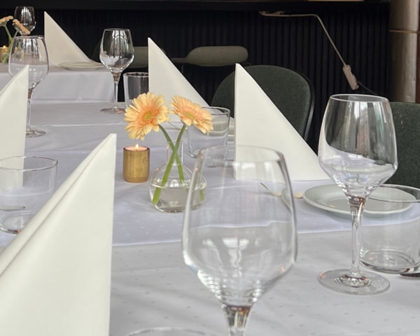 Dekkede bord i en restaurant