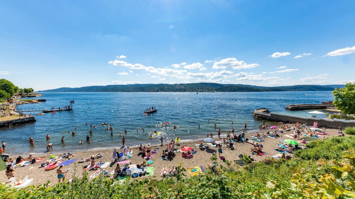 Mennesker som bader og på en strand
