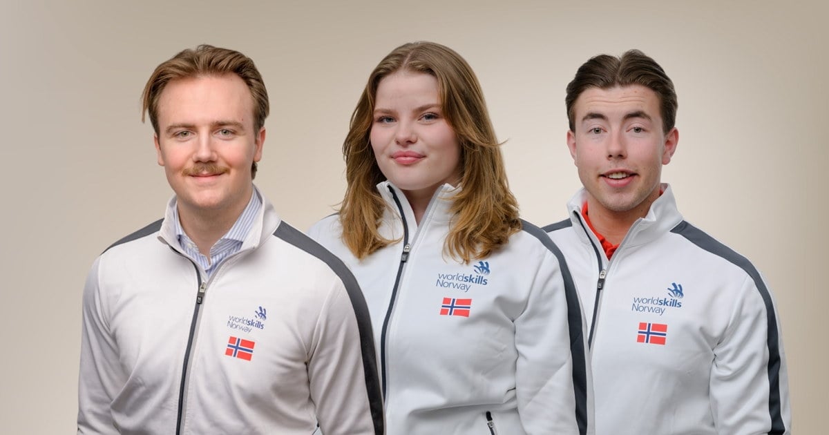 Tre unge personer står side om side mot en nøytral bakgrunn. Alle har på seg hvite jakker med logoen til WorldSkills Norway og et norsk flagg. Fotocollage.