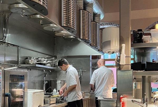 ansatte i arbeid på Bien Bar i Bergen