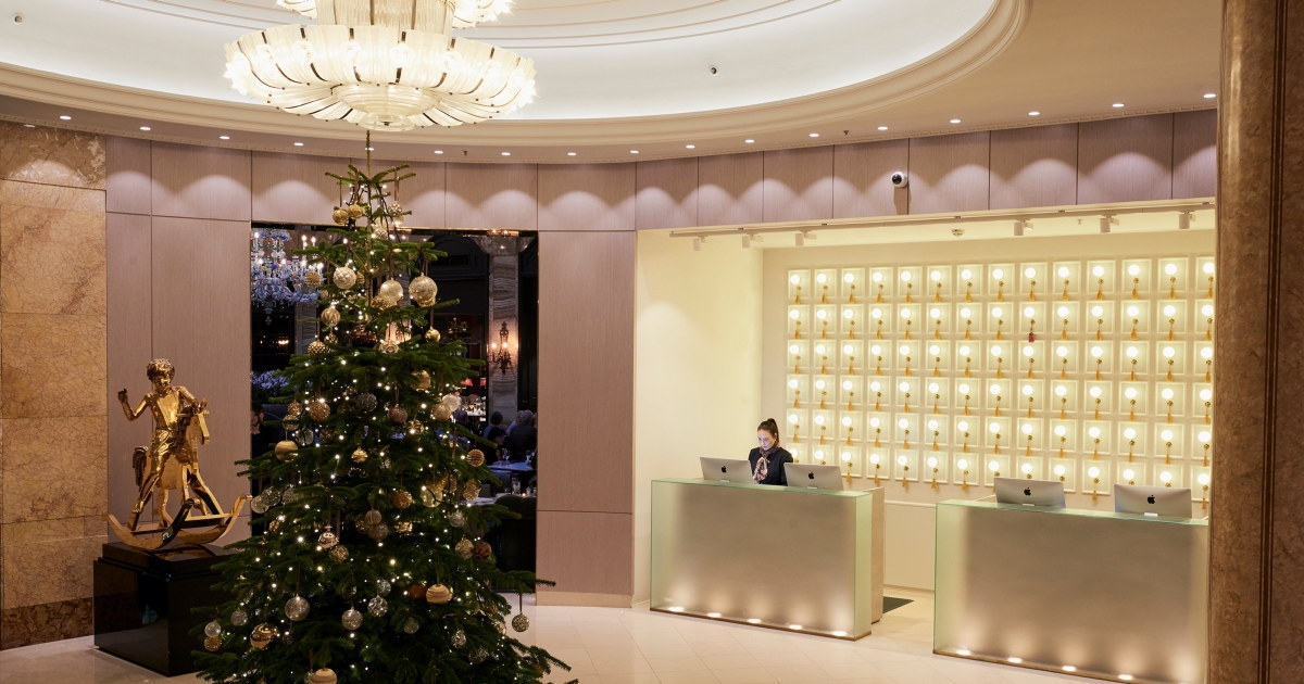 Et fint pyntet juletre i lobbyen ved resepsjonen hos Grand Hotel. Foto.