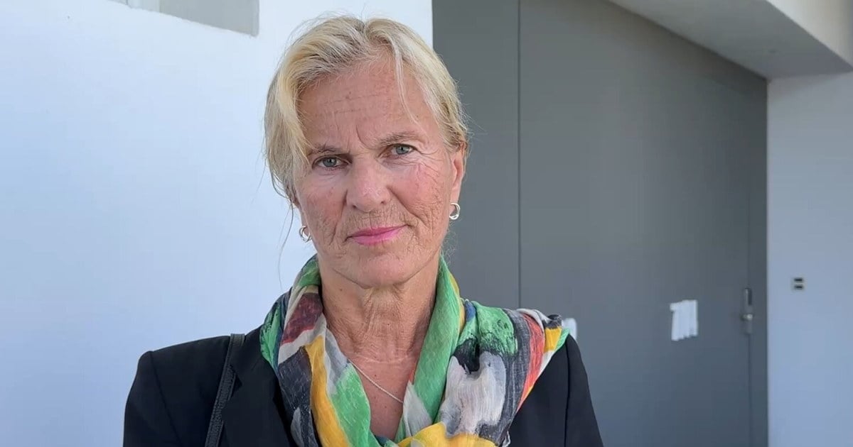 en kvinne med fargerikt skjerf som ser alvorlig ut. Foto