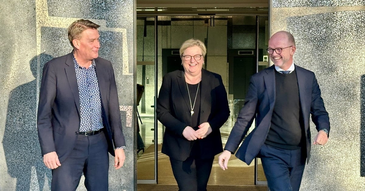 Mona Saab, Kårstein Eidem Løvaas og Ole Erik Almlid utenfor Næringslivets hus. Foto