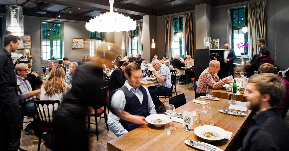 Mennesker som spiser i et restaurantlokale