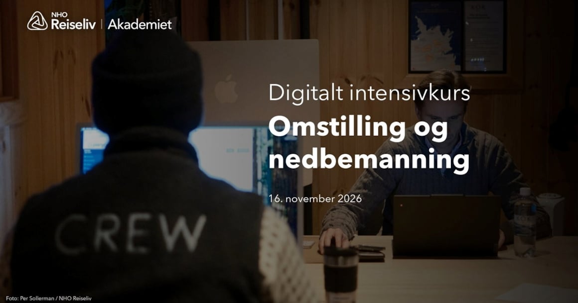 Grafikk for NHO Reiseliv Akademiets digitale intensivkurs «Omstilling og nedbemanning». Bildet viser to personer ved datamaskiner i et rom med trevegger.