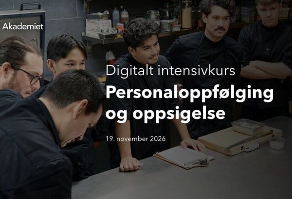 Grafikk for NHO Reiseliv Akademiets digitale intensivkurs «Personaloppfølging og oppsigelse». Bildet viser flere kjøkkenansatte samlet rundt en arbeidsbenk.