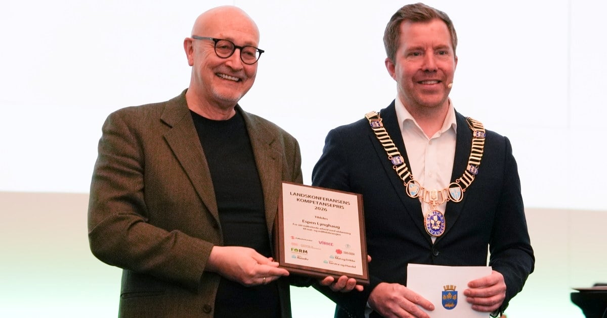 Espen Lynghaug ble tildelt Landskonferansens Kompetansepris under Landskonferansen for Restaurant- og matfag i Stavanger i 2026. Prisen ble delt ut av Stavanger-ordfører Tormod W Losnedal.