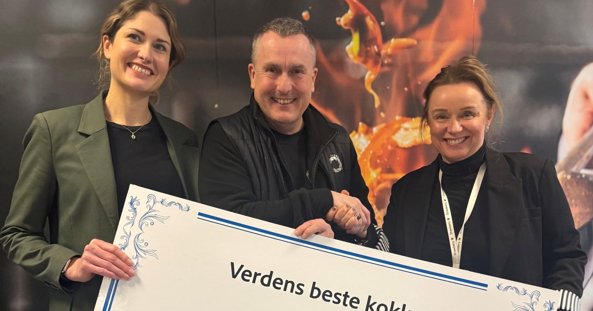 Tre mennesker som holder en stor sjekk på 100 000 kroner fra Stiftelsen for Forskning og Utvikling i Hotell- og Restaurantnæringen i Midt-Norge