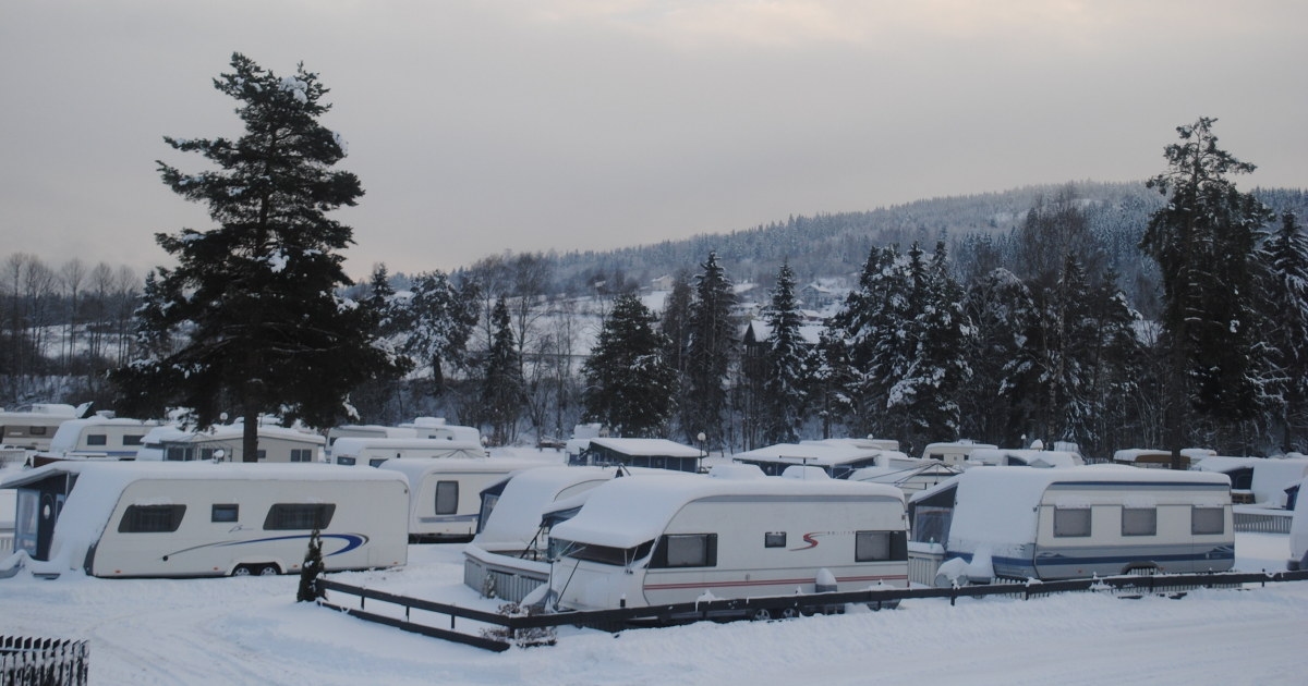 Campingvogn, snølandskap. Foto.