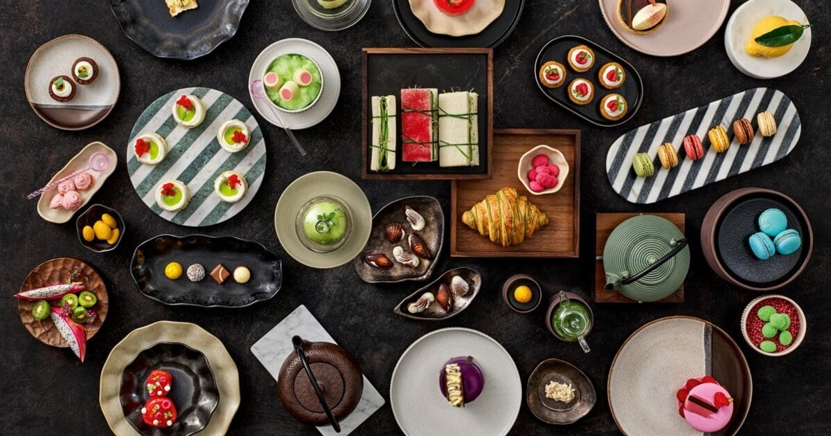 Dekketøy og fargerik snacks dekket på svart bakgrunn