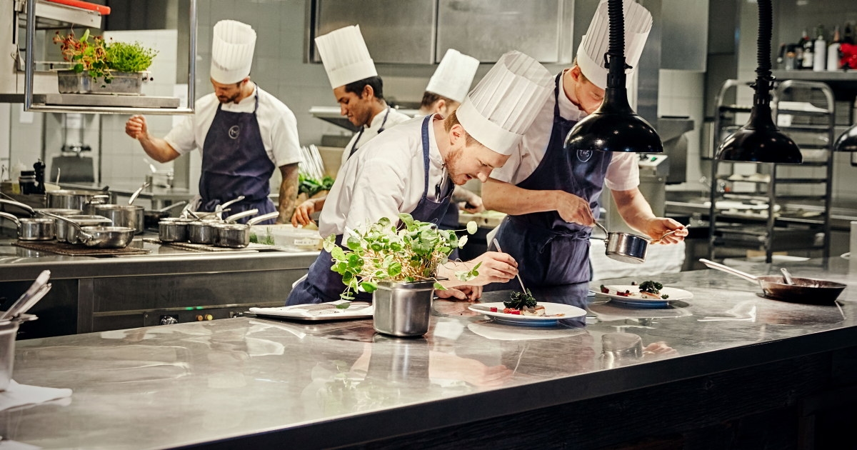 Kokker som lager mat på et restaurantkjøkken. Foto.