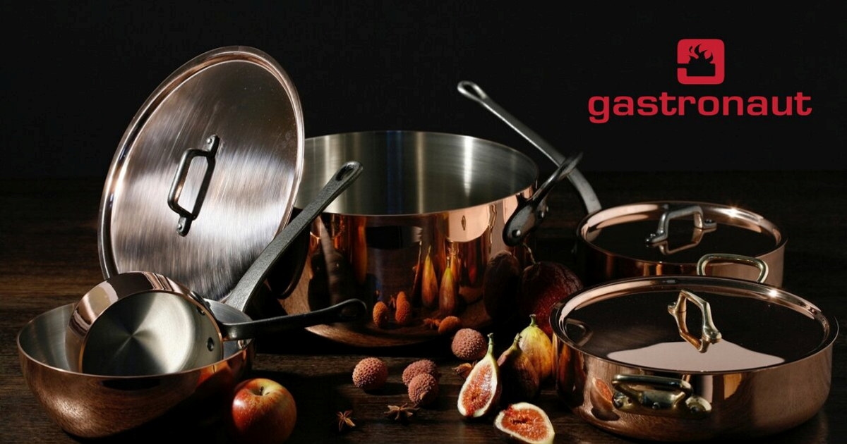 Kobberskjeler i utstilling med svart bakgrunn