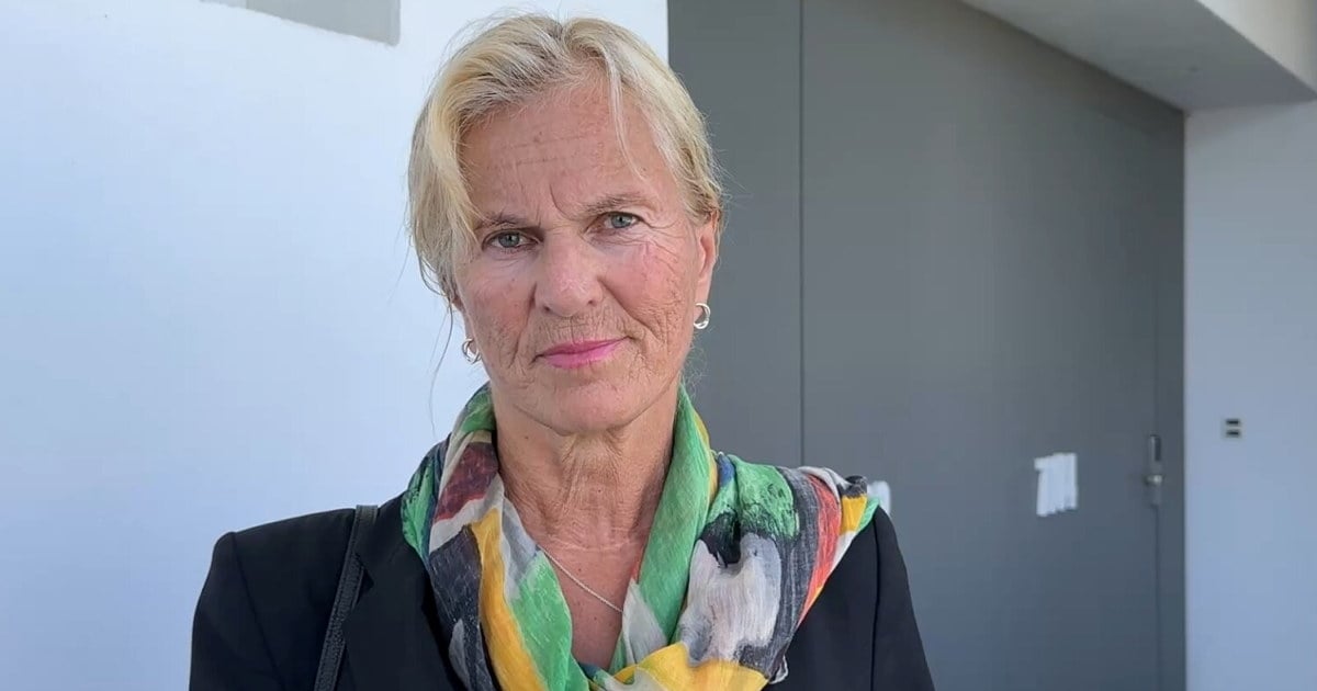 en kvinne med fargerikt skjerf som ser alvorlig ut. Foto