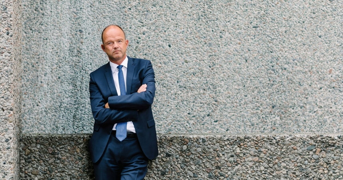 Ole Erik Almlid som står foran en betongvegg