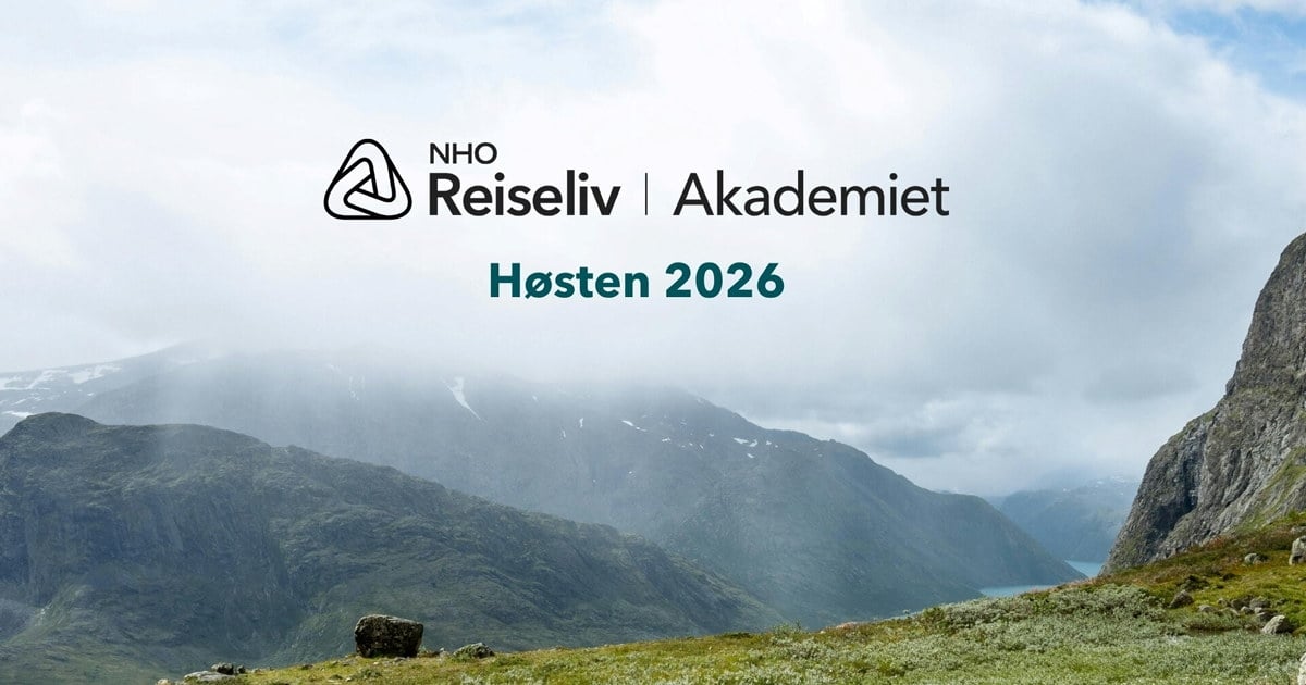 Illistrasjonsbilde med en utsikt med tåke, logoen til NHO Reiseliv-akademiet og testen Høsten 2026