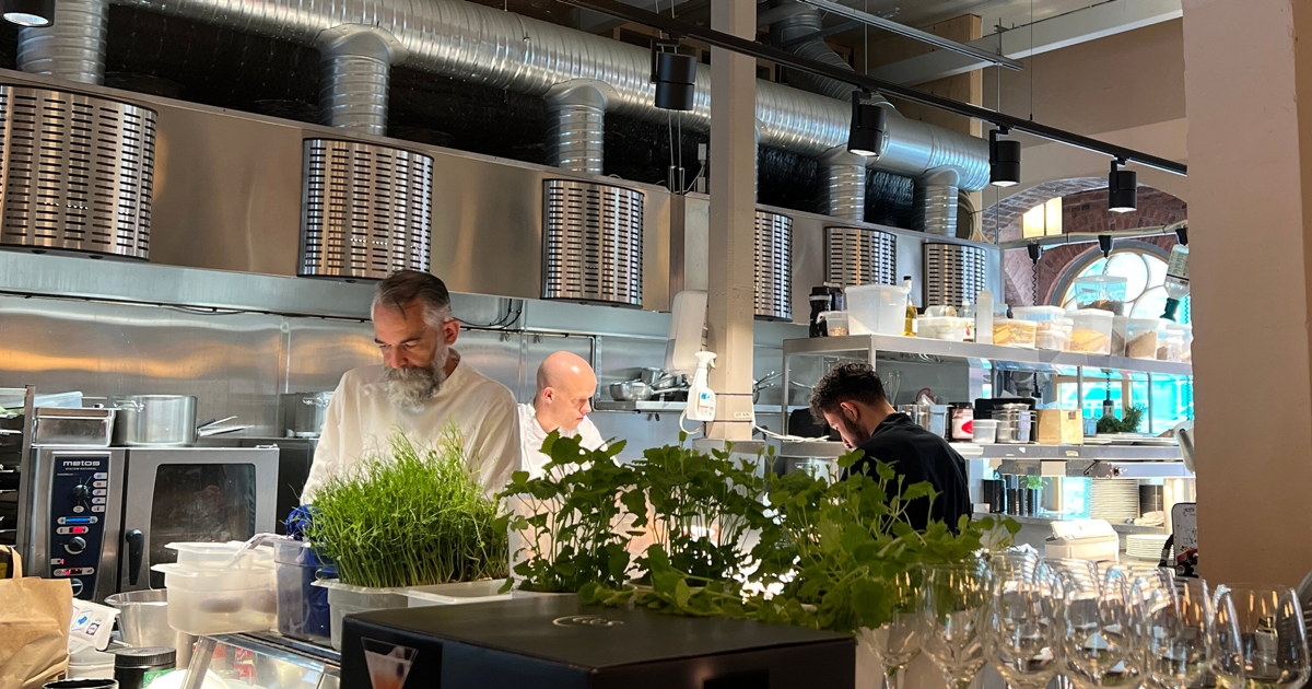 ansatte i arbeid på Bien Bar i Bergen