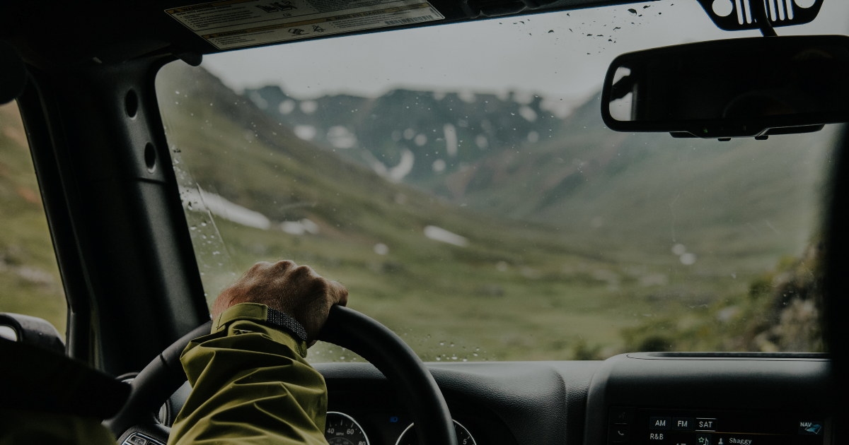 En person som sitter bak rattet i bilen. Illustrasjonsbilde.