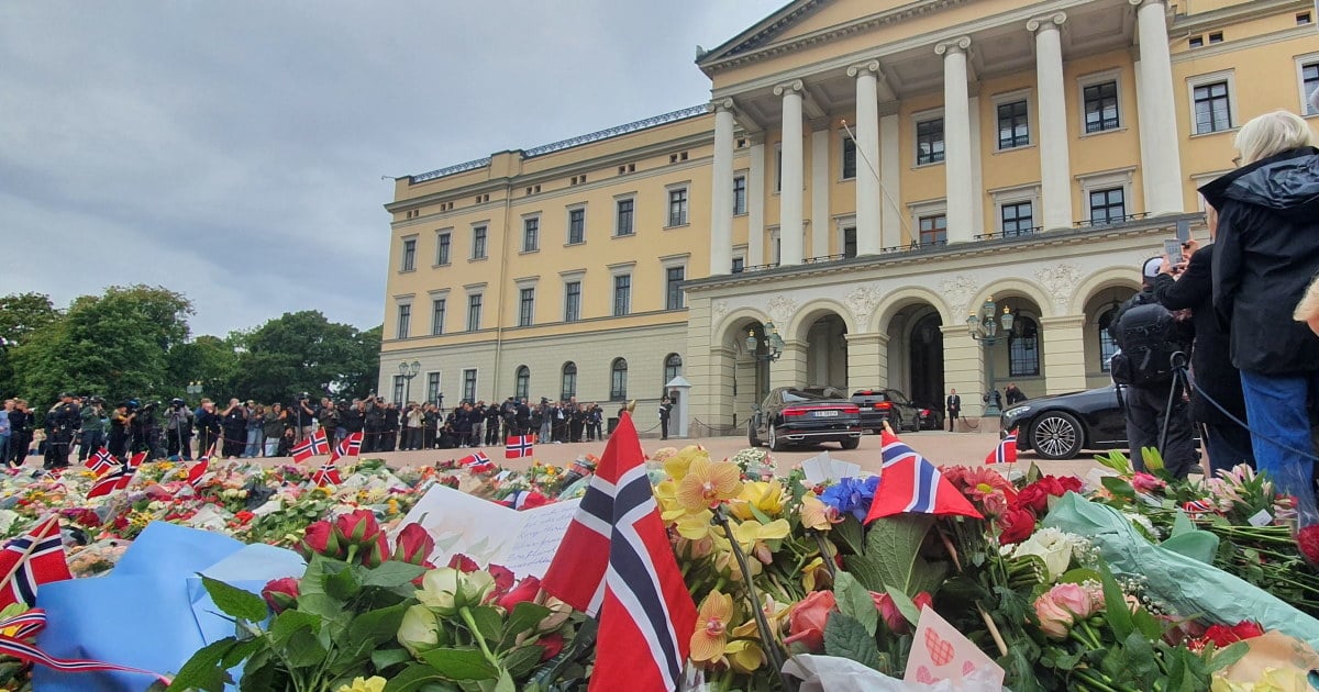 slottet med blomster og folkemengde utenfor etter Kong Haralds død