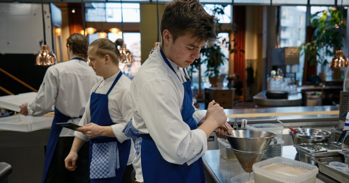 Kokk med matfat på Ekebergrestauranten